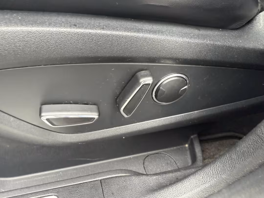 2016 Lincoln MKC - 5LMCJ3D98GUJ21066 - Image #10